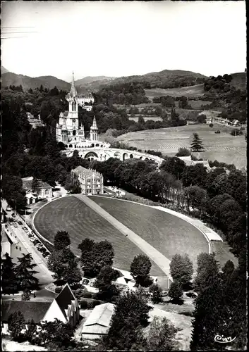 Ak Lourdes Hautes Pyrénées, Basilika und die unterirdische Kirche, Hl. Pius X.