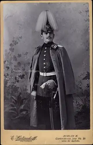 Foto Deutscher Soldat in Uniform, Mantel, Pickelhaube, Portrait