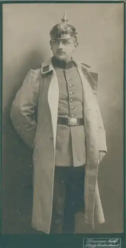 Foto Deutscher Soldat in Uniform, Pickelhaube, Standportrait