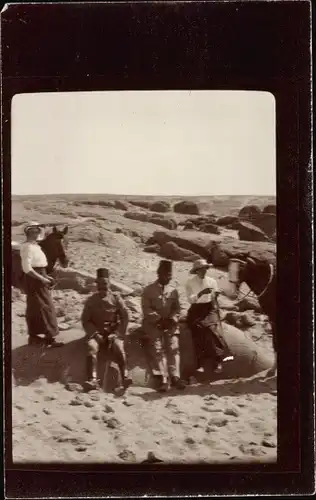 Foto Ägypten? Frauen mit Pferden in der Wüste, Männer in Uniform