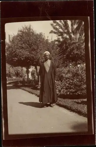 Foto Ägypten? Mann auf einem Parkweg, Garten