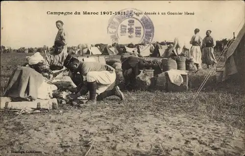 Ak Campagne du Maroc 1907-1911, Soins donnes a un Goumier blesse