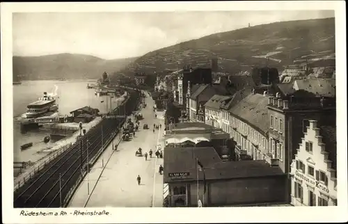 Ak Rüdesheim am Rhein, Rheinstraße, Gleise, Dampfschiff, Häuserfassaden