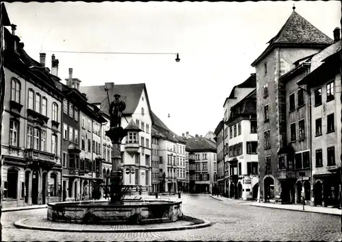 Ak Schaffhausen am Rhein Schweiz, Frnawagplatz, Brunnen auf dem Platz