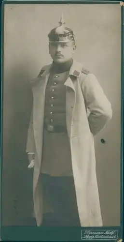 Foto Deutscher Soldat in Uniform, Mantel, Pickelhaube, Portrait