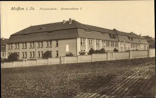 Ak Meißen in Sachsen, Blick in die Polizeischule, Beamtenhaus I, Felder