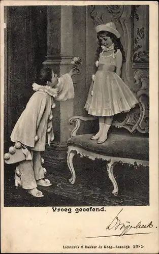 Ak Vroeg geoefend, Früh geübt, Kinder als Pierrot, Pierrette, Blume