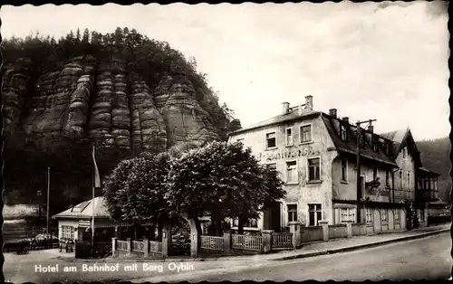 Ak Oybin in der Oberlausitz, Hotel am Bahnhof mit Berg