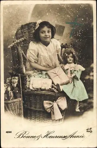 Ak Mädchen mit Puppe und Geschenken