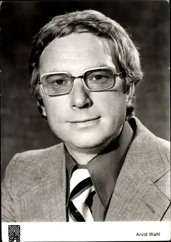 Ak Nachrichtensprecher Arvid Wahl, SFB, mit Brille, Anzug
