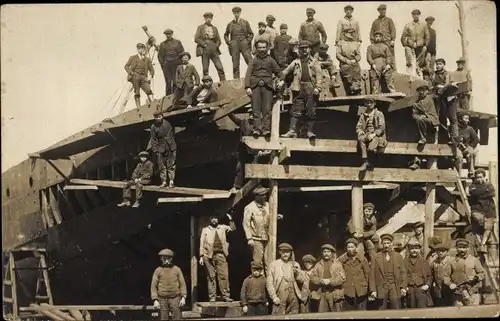 Foto Ak Frankreich, Werftarbeiter, Rumpf eines Schiffes, Baugerüst