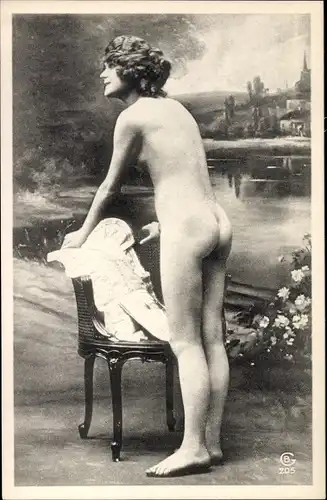 Foto Ak Frauenakt, stehende nackte Frau, Po