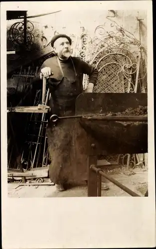 Foto Ak Schmied in seiner Werkstatt, Zaungitter