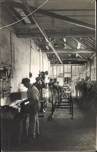 Foto Ak Handwerker in einer Werkstatt