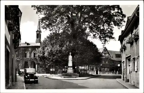 Ak Geisenheim am Rhein Hessen, Rathaus und 600jährige Linde, Denkmal, Autos