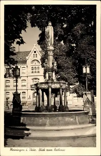 Ak Meiningen in Südthüringen, Blick zum Rathaus, Brunnen