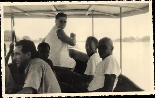 Foto Ak Guinea, Personen auf einem Boot