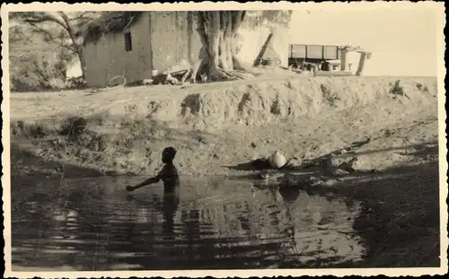 Foto Ak Guinea, Badende Frau im Wasser