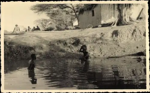 Foto Ak Guinea, Badende Frauen im Wasser