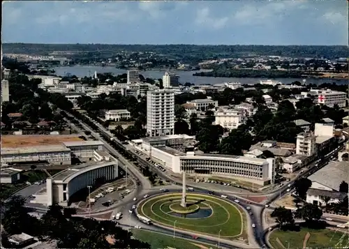 Ak Abidjan Elfenbeinküste, Fliegeraufnahme der Stadt