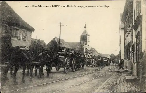 Ak Lauw Aue Elsass Bas Rhin, Artillerie de campagne traversant le village