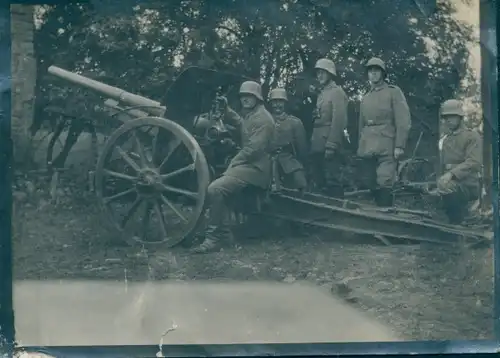 Foto Soldaten mit Geschütz