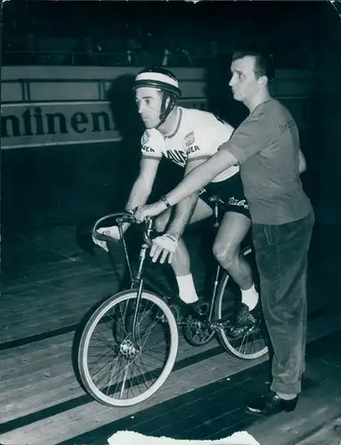 Foto Radrennsport, Bahnradfahrer beim Start, Berlin