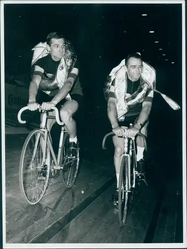 Foto Radrennsport, Bahnradfahrer, Siegerkranz, Ehrenrunde, Berlin