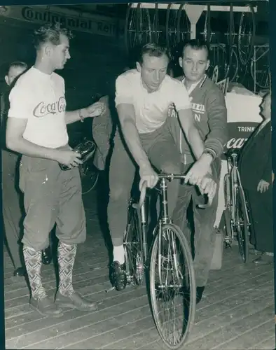 Foto Radrennsport, Bahnradfahrer, Trainer, Reklame Coca Cola