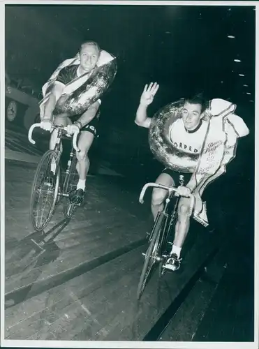 Foto Radrennsport, Bahnradfahrer Mannschaft Torpedo, Siegerkranz, Ehrenrunde, Berlin
