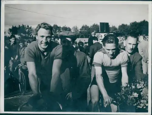 Foto Radrennsport, Bahnradfahrer mit Siegerstrauß, Trainer, Radrennbahn