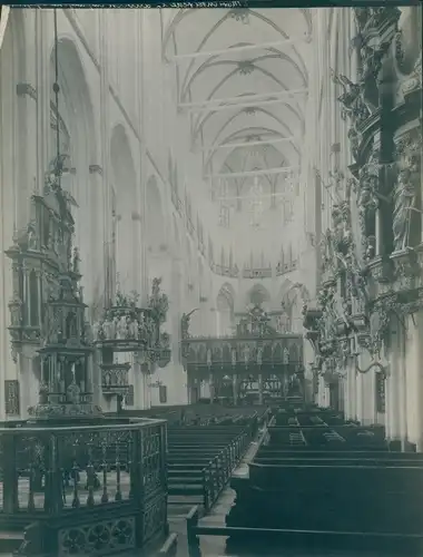 Foto Innenansicht einer Kirche, Dom, Kanzel