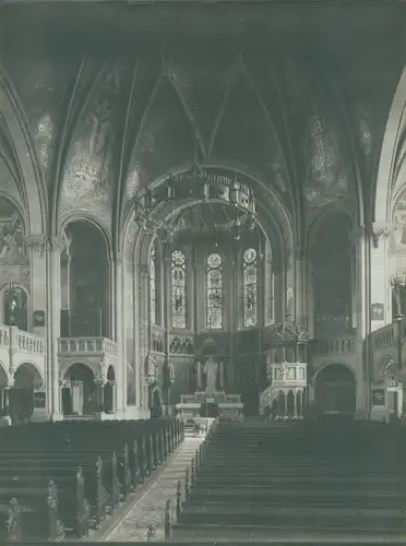 Foto Innenansicht eines Doms, Altar, Kanzel, Gebetsbänke