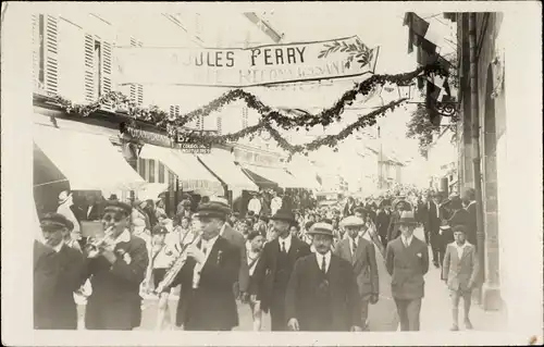 Foto Ak Frankreich, Festzug Jules Perry, Straßenschmuck, Geschäfte