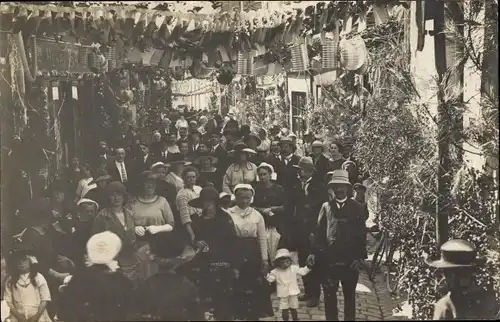 Foto Ak Frankreich, Festzug, Straßenschmuck