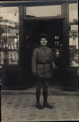 Foto Ak Französischer Soldat in Uniform vor einer Apotheke, Pharmacie