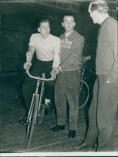 Foto Radrennsport, Bahnradfahrer mit verbundenen Armen, Trainer