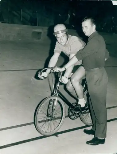 Foto Radrennsport, Bahnradfahrer beim Start, Berlin