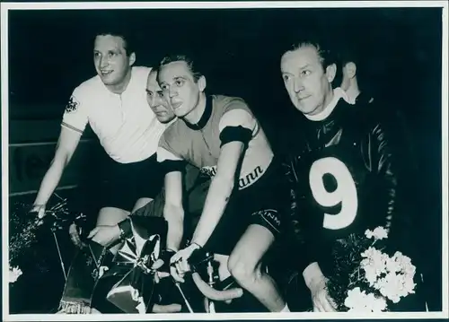 Foto Radrennsport, Radrennbahn, Bahnradfahrer mit Siegersträußen, Berlin