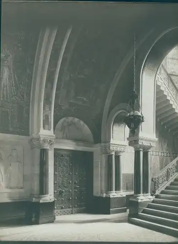 Foto Innenansicht einer Kirche, Kloster ?, Treppenaufgang, Portal