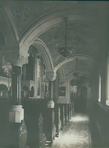 Foto Innenansicht eines Doms, Altar, Kanzel, Gebetsbänke