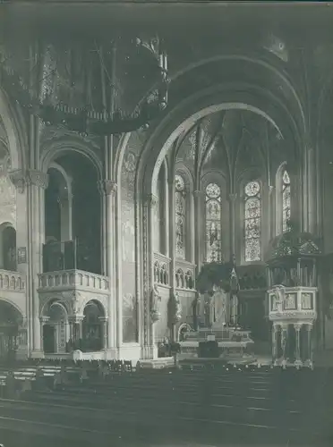 Foto Innenansicht eines Doms, Altar, Kanzel, Gebetsbänke
