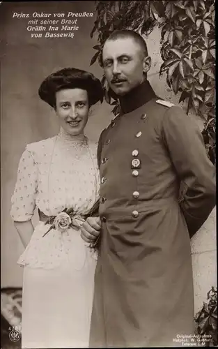 Ak Oskar Prinz von Preußen mit Gräfin Ina Marie von Bassewitz, Portrait, Uniform