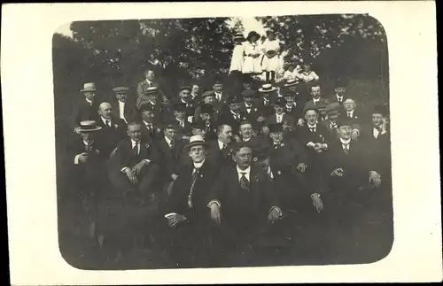 Foto Ak Hansestadt Bremen, Dampferfahrt Bank Beamten Verein, Gruppenfoto