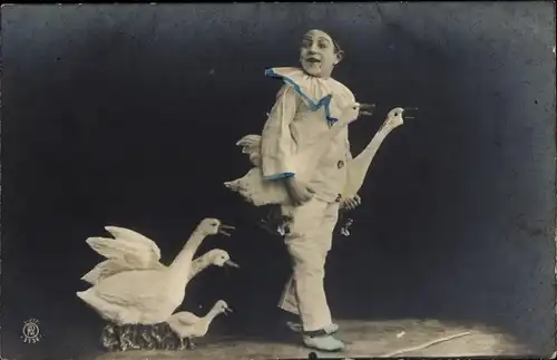 Ak Pierrot trägt zwei Gänse und wird von weiteren verfolgt