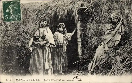Ak Scenes et Types, Bedouines devant leur Gourbi
