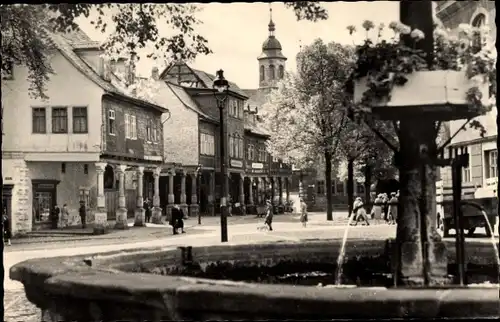 Ak Arnstadt in Thüringen, Blick zum Markt, Brunnen