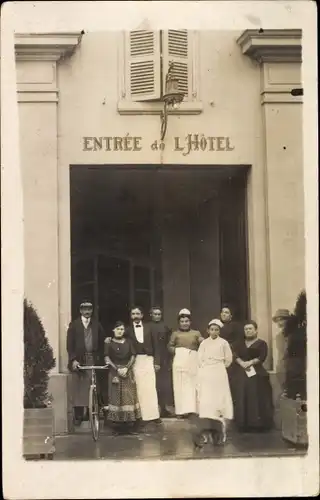 Foto Ak Les Sables Vendée, Entrée de l'Hotel, Hotelangestellte am Eingang