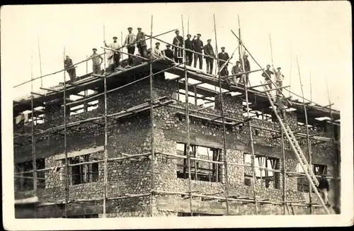 Foto Ak Frankreich, Bauarbeiter auf einer Baustelle, Hausbau