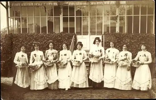 Foto Ak Frankreich, Frauen mit Körben vor einem Gebäude, Verkäuferinnen